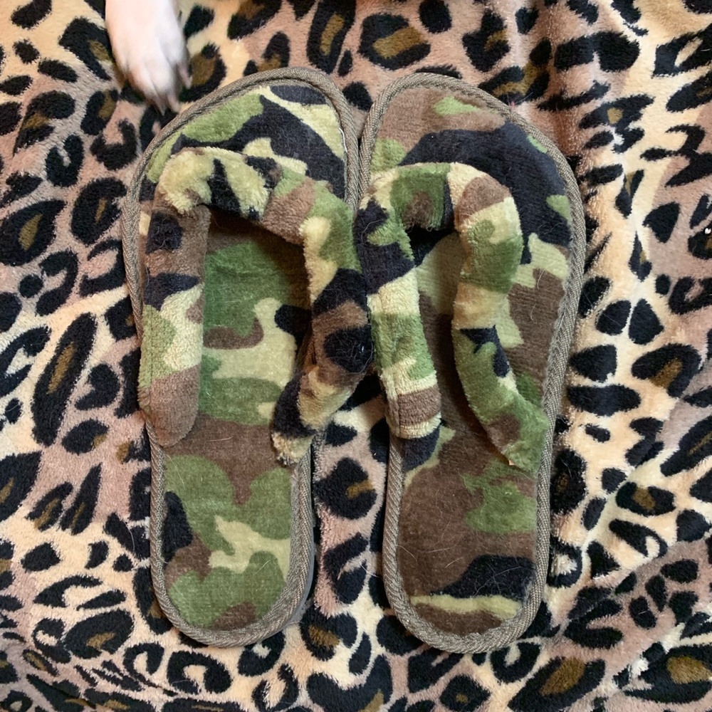 Nwot fluffy camo sandals/slippers